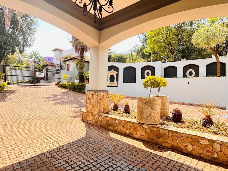 Ambassadorial Home Guesthouse in Prestigious Waterkloof Ridge | Exquisite Living, Unmatched views - Photo 3