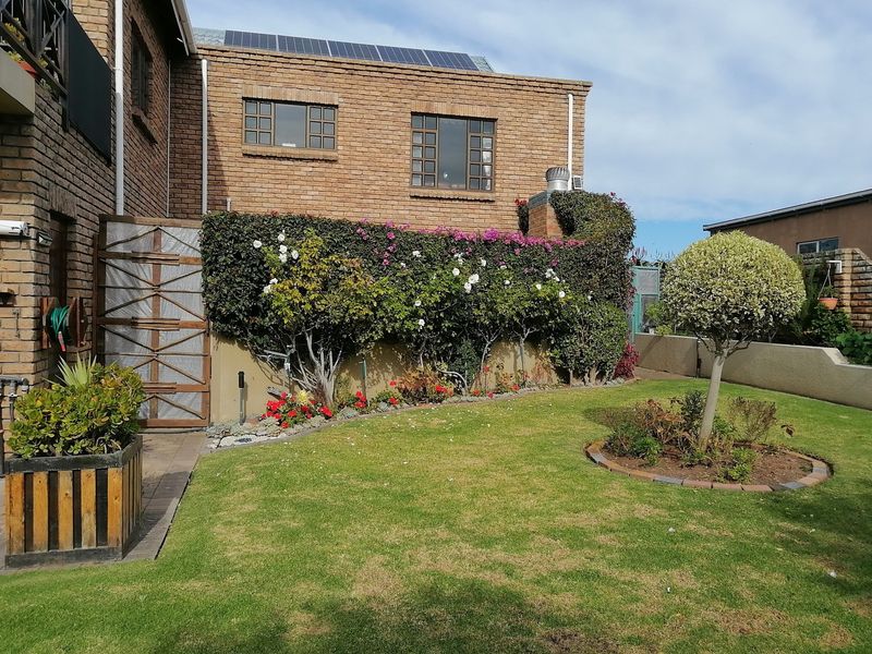 Spacious Dual-living Family home in Stilbaai West - Photo 7