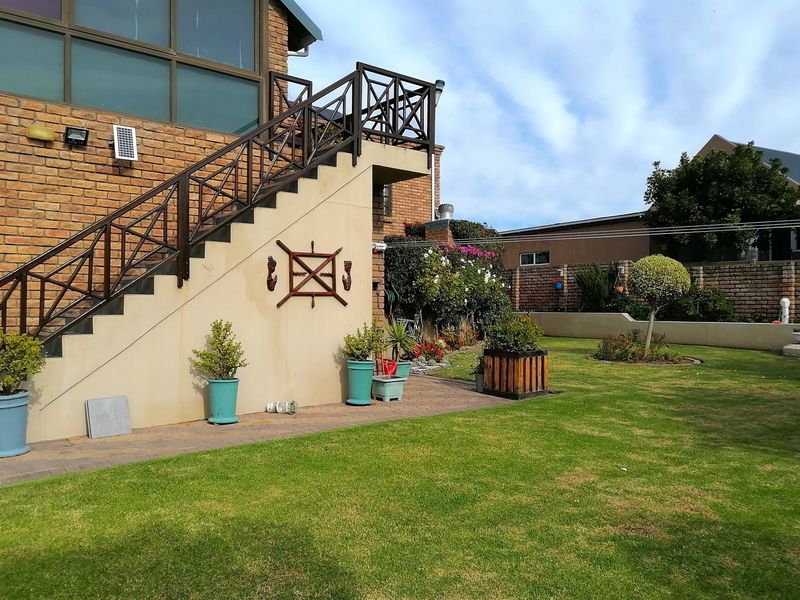 Spacious Dual-living Family home in Stilbaai West - Photo 6