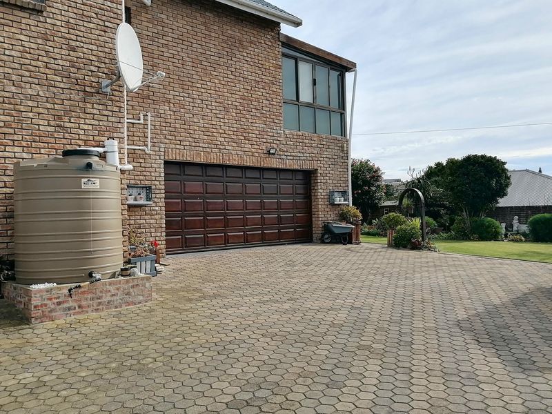 Spacious Dual-living Family home in Stilbaai West - Photo 4