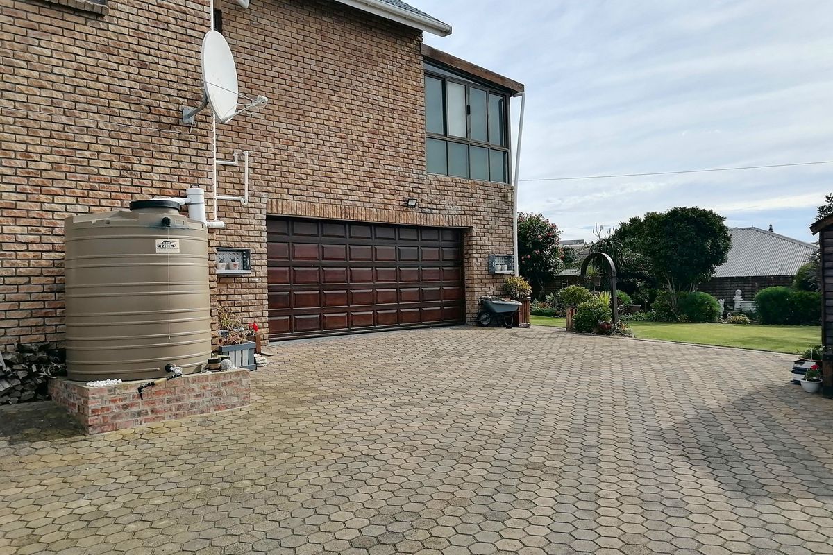 Spacious Dual-living Family home in Stilbaai West - Photo 4