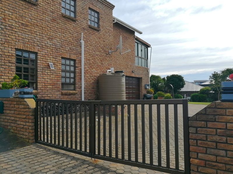 Spacious Dual-living Family home in Stilbaai West - Photo 3