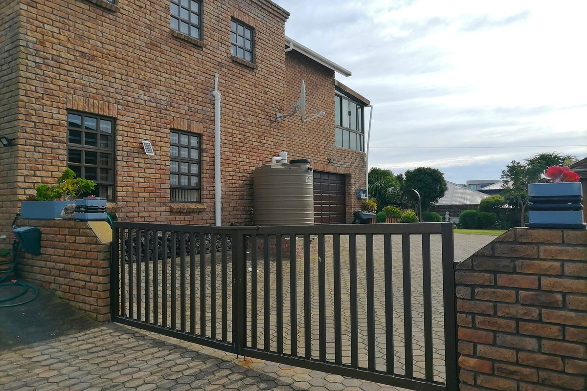 Spacious Dual-living Family home in Stilbaai West - Photo 3