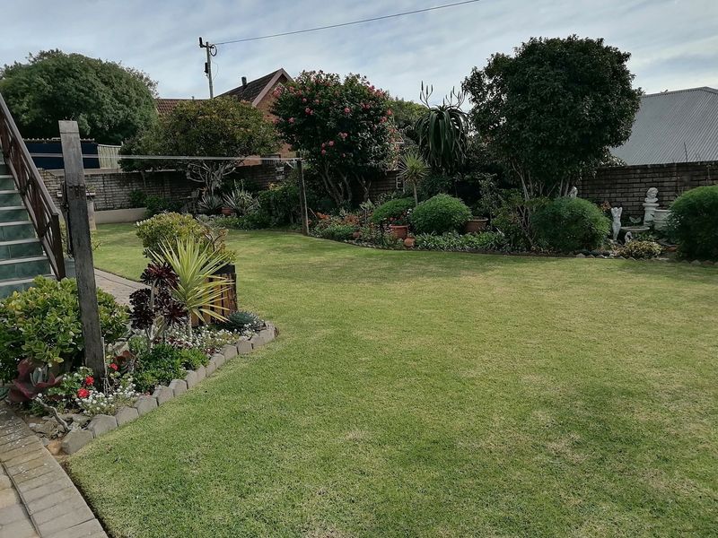 Spacious Dual-living Family home in Stilbaai West - Photo 5