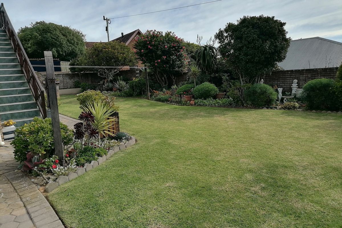 Spacious Dual-living Family home in Stilbaai West - Photo 5