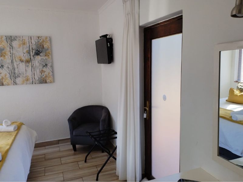 "Luxury 3-Bed Home in Serene Greenway Woods" - Photo 8