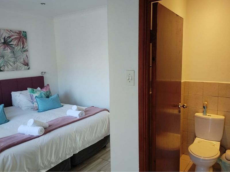 "Luxury 3-Bed Home in Serene Greenway Woods" - Photo 6