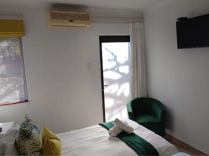 "Luxury 3-Bed Home in Serene Greenway Woods" - Photo 5