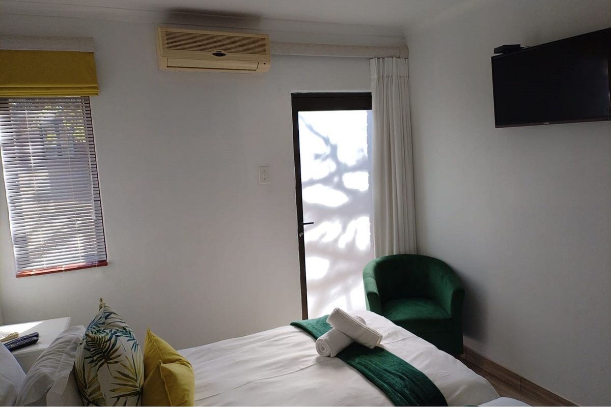 "Luxury 3-Bed Home in Serene Greenway Woods" - Photo 5