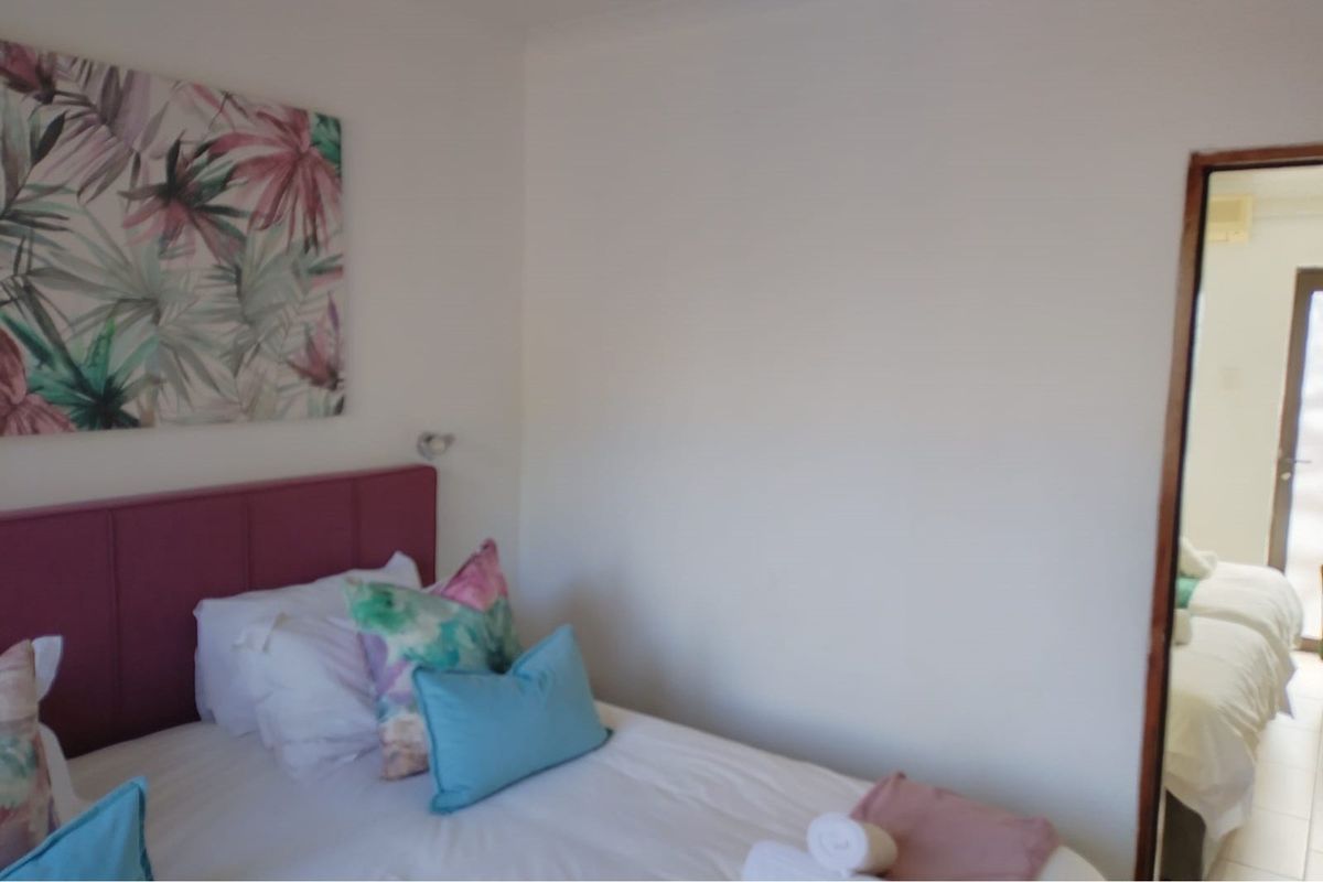 "Luxury 3-Bed Home in Serene Greenway Woods" - Photo 4