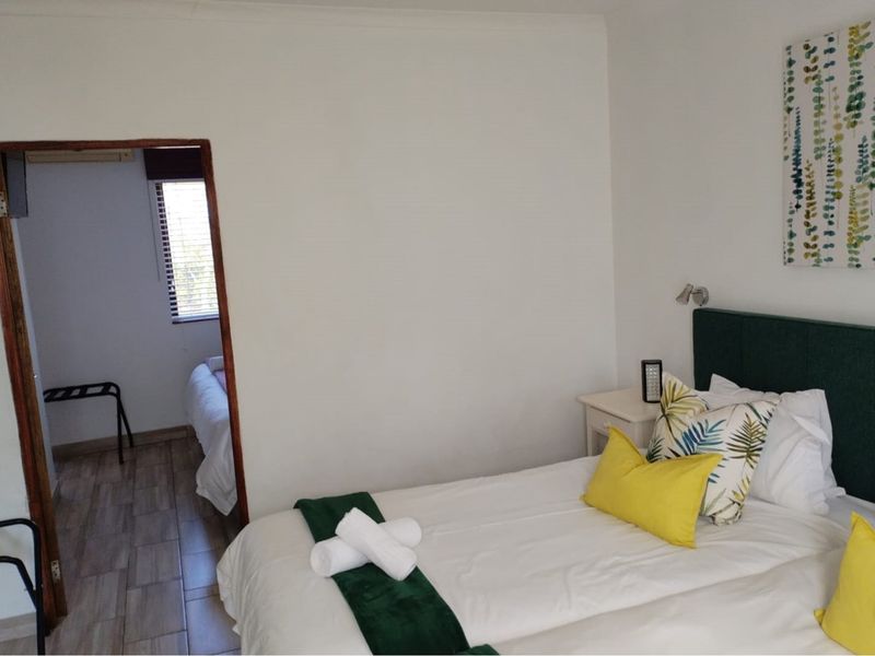 "Luxury 3-Bed Home in Serene Greenway Woods" - Photo 3