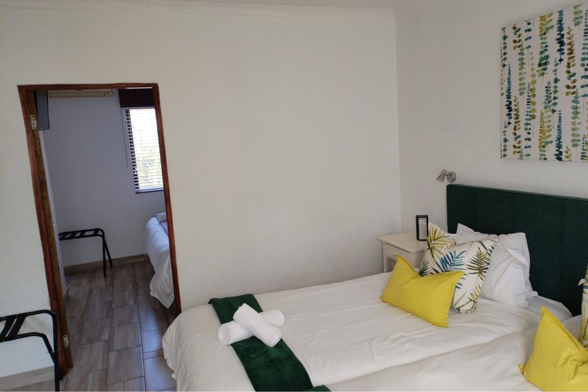 "Luxury 3-Bed Home in Serene Greenway Woods" - Photo 3