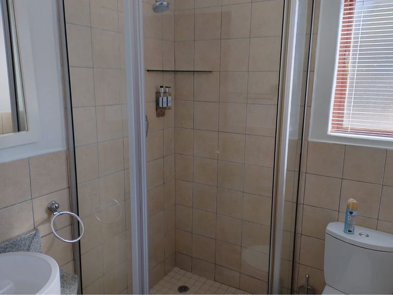 "Luxury 3-Bed Home in Serene Greenway Woods" - Photo 10