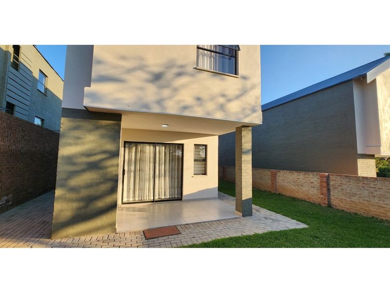 Stand-Alone Duplex Townhouse in a Secure Environment. - Photo 7