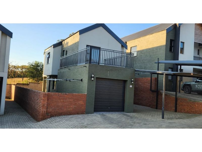 Stand-Alone Duplex Townhouse in a Secure Environment. - Photo 2