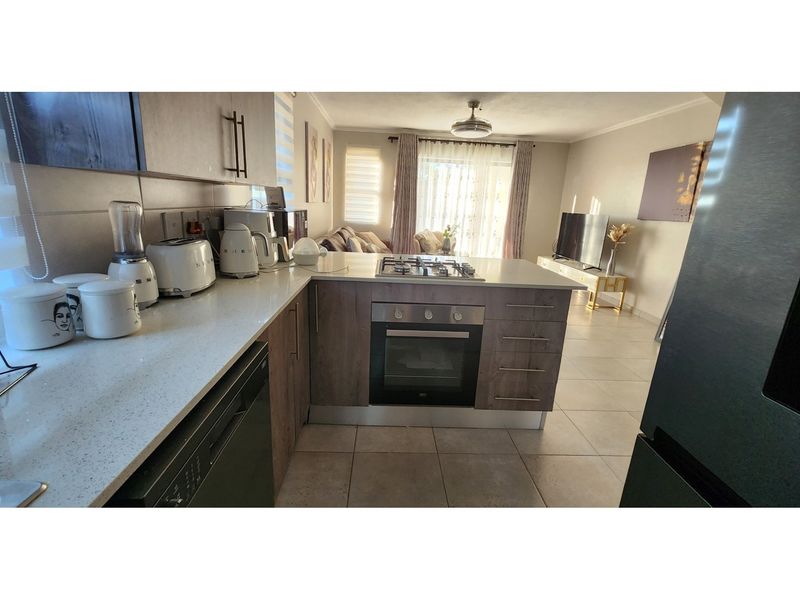 Stand-Alone Duplex Townhouse in a Secure Environment. - Photo 3