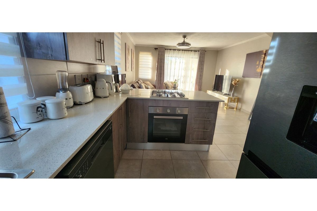 Stand-Alone Duplex Townhouse in a Secure Environment. - Photo 3