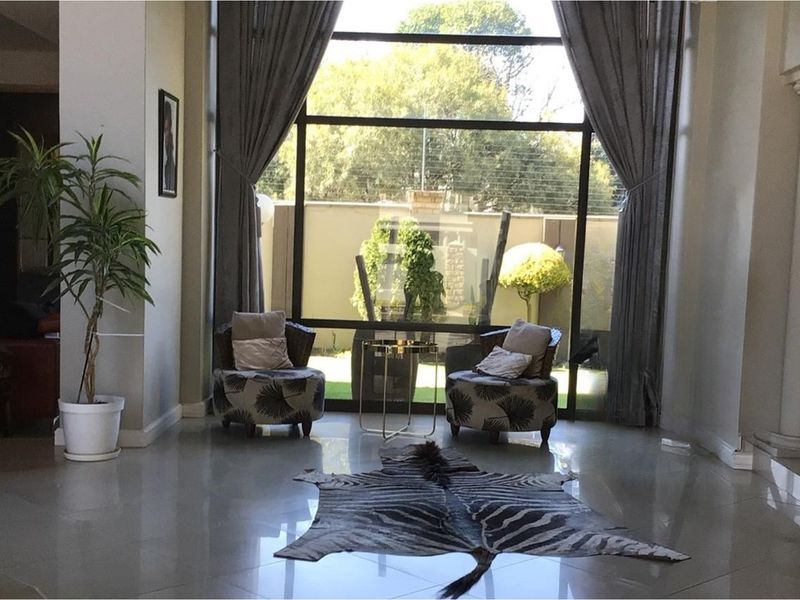 4 Bedrooms Luxurious Family Home in Sunward Park, Gauteng - Photo 5