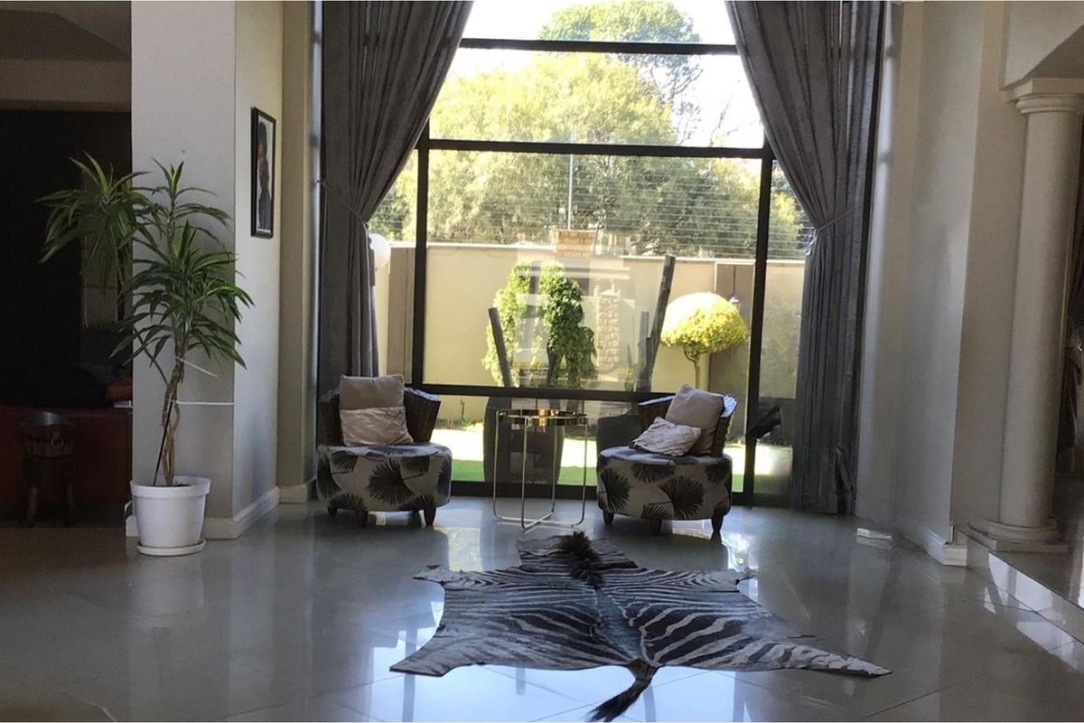 4 Bedrooms Luxurious Family Home in Sunward Park, Gauteng - Photo 5