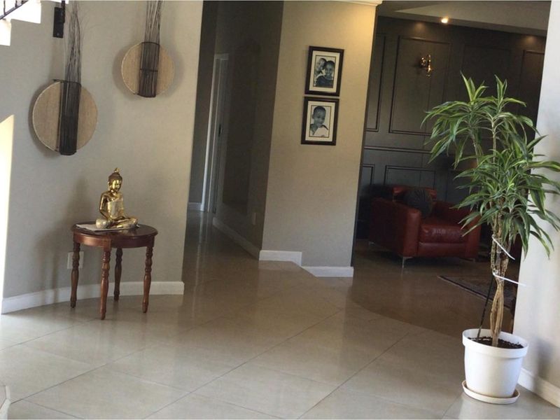 4 Bedrooms Luxurious Family Home in Sunward Park, Gauteng - Photo 8