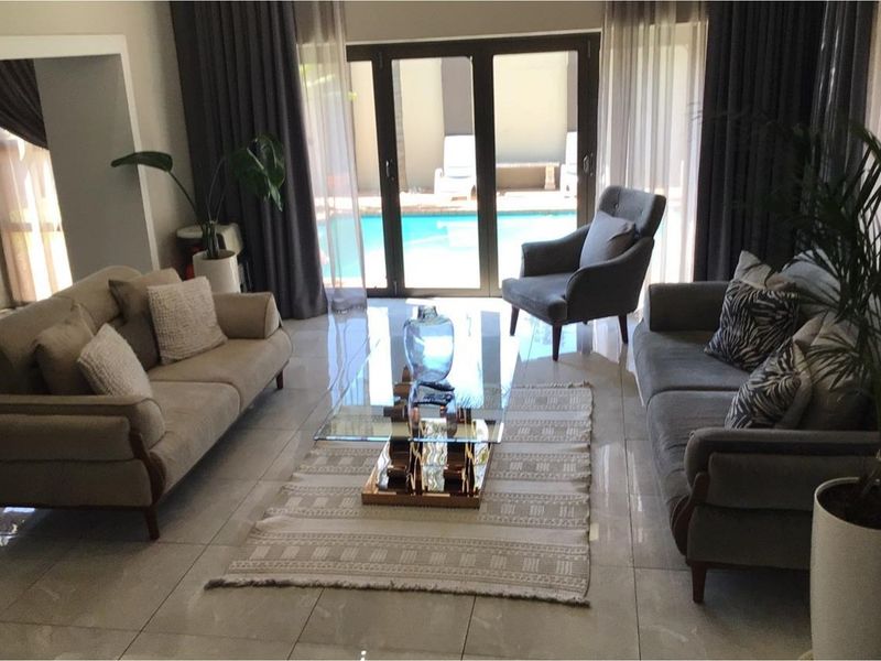 4 Bedrooms Luxurious Family Home in Sunward Park, Gauteng - Photo 7