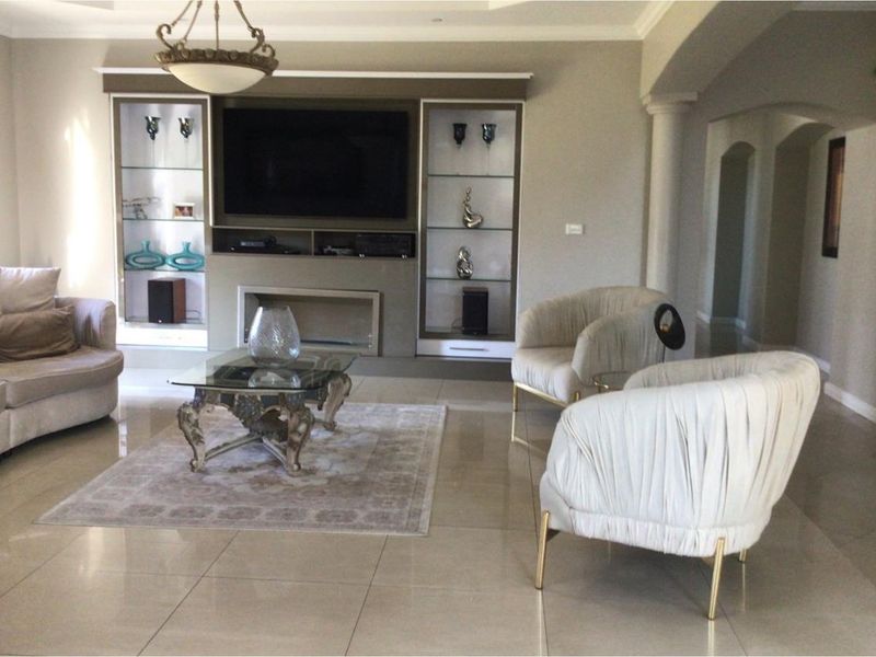 4 Bedrooms Luxurious Family Home in Sunward Park, Gauteng - Photo 6