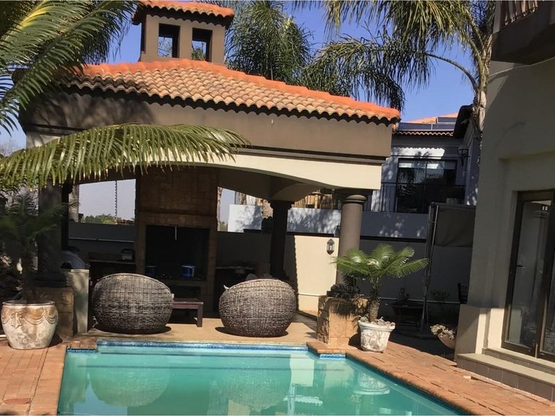 4 Bedrooms Luxurious Family Home in Sunward Park, Gauteng - Photo 2