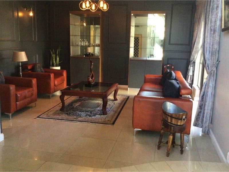 4 Bedrooms Luxurious Family Home in Sunward Park, Gauteng - Photo 9