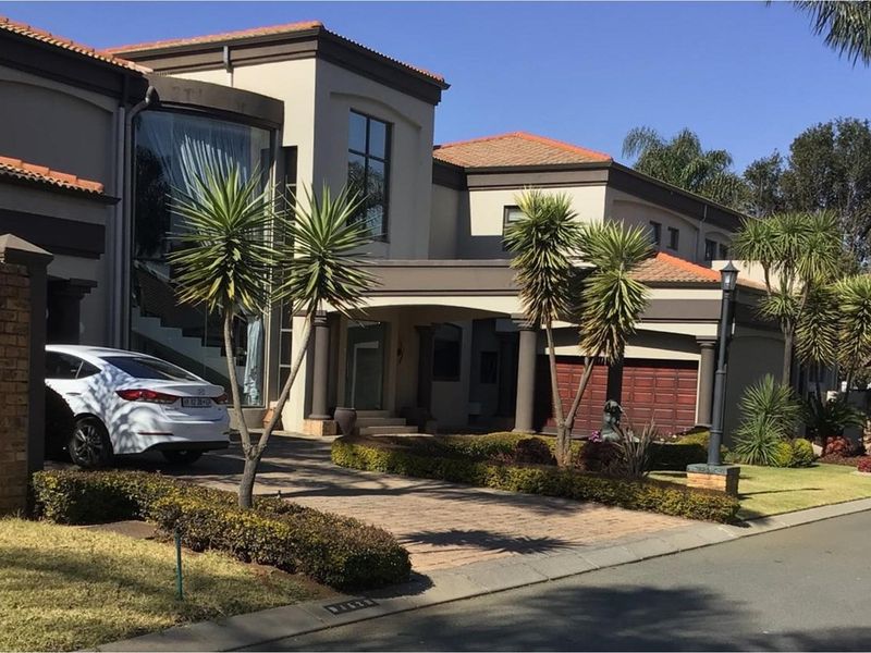 4 Bedrooms Luxurious Family Home in Sunward Park, Gauteng - Photo 3