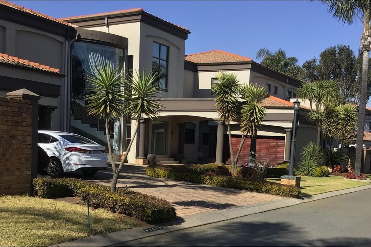 4 Bedrooms Luxurious Family Home in Sunward Park, Gauteng - Photo 3