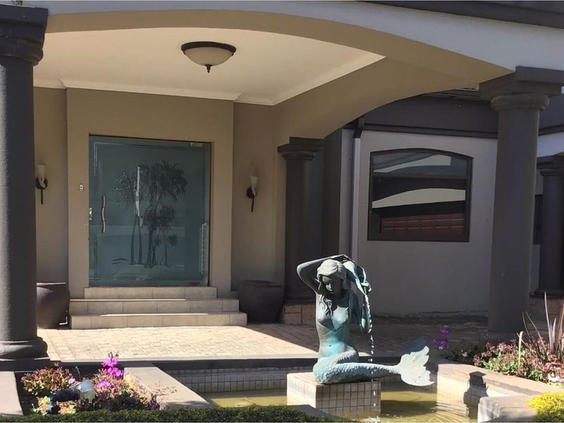 4 Bedrooms Luxurious Family Home in Sunward Park, Gauteng - Photo 4