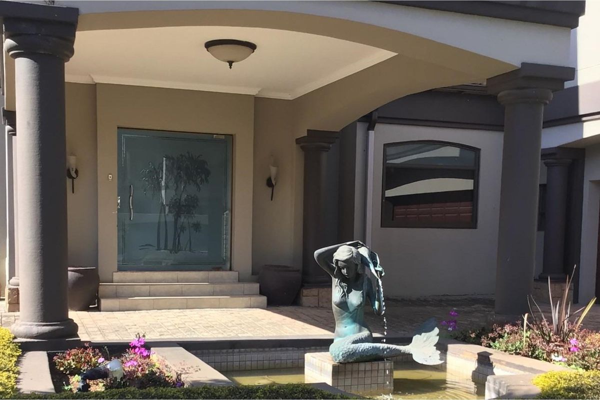 4 Bedrooms Luxurious Family Home in Sunward Park, Gauteng - Photo 4