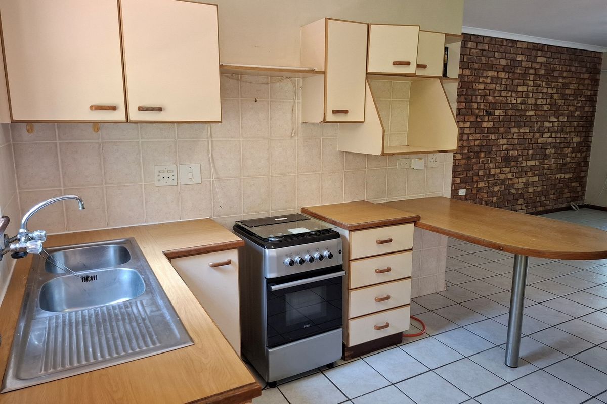 Charming Townhouse in Prime Margate Location - Photo 3