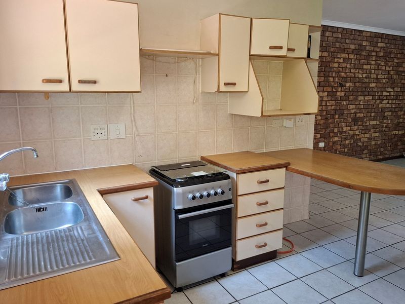 Charming Townhouse in Prime Margate Location - Photo 3