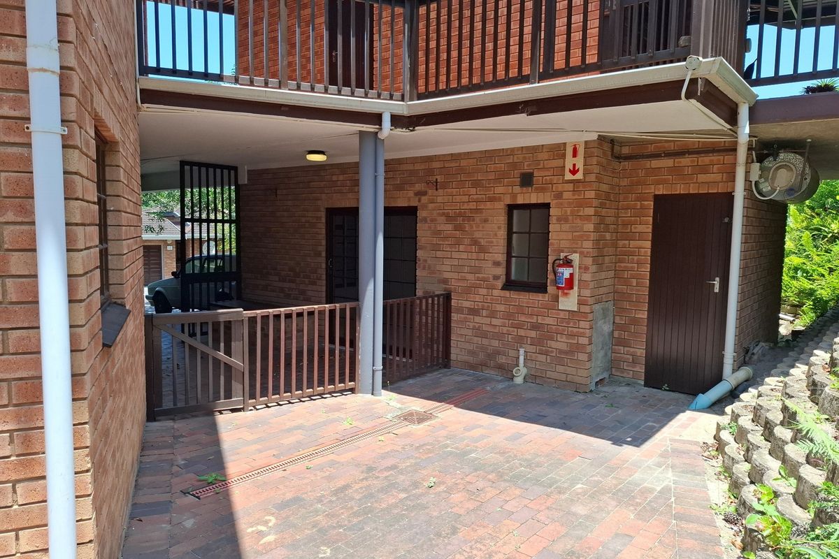 Charming Townhouse in Prime Margate Location - Photo 2