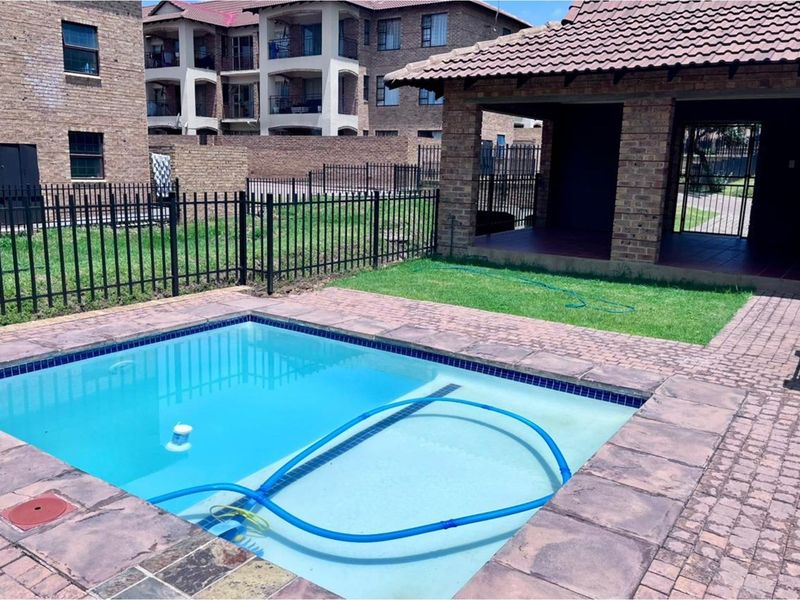 Modern Ground Floor 2 Bed, 2 Bath with a Garage - Your Perfect Home Awaits! - Photo 9