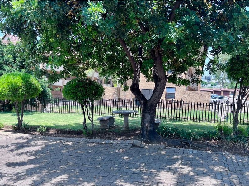 Modern Ground Floor 2 Bed, 2 Bath with a Garage - Your Perfect Home Awaits! - Photo 7