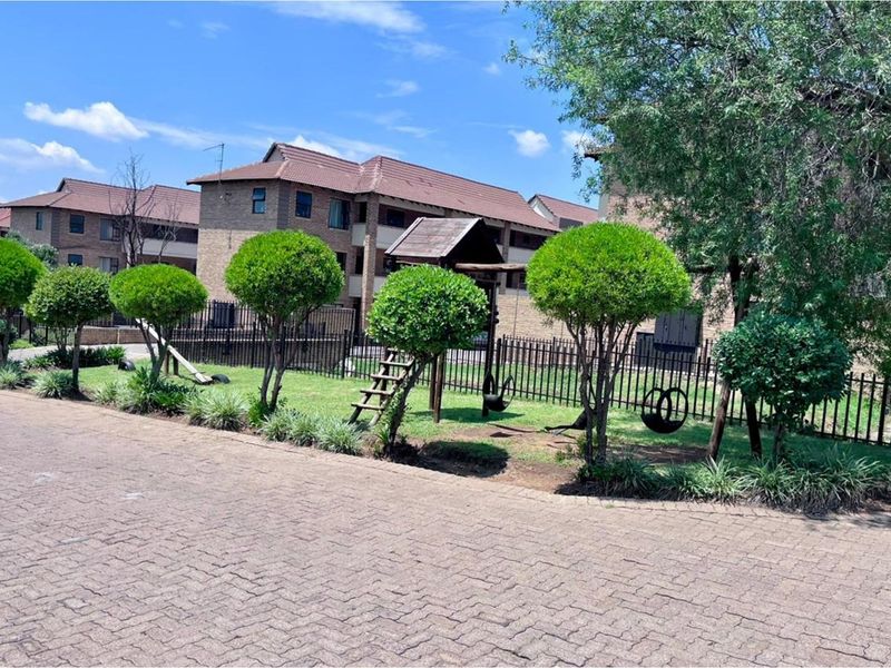 Modern Ground Floor 2 Bed, 2 Bath with a Garage - Your Perfect Home Awaits! - Photo 6