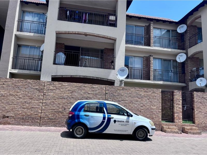 Modern Ground Floor 2 Bed, 2 Bath with a Garage - Your Perfect Home Awaits! - Photo 2