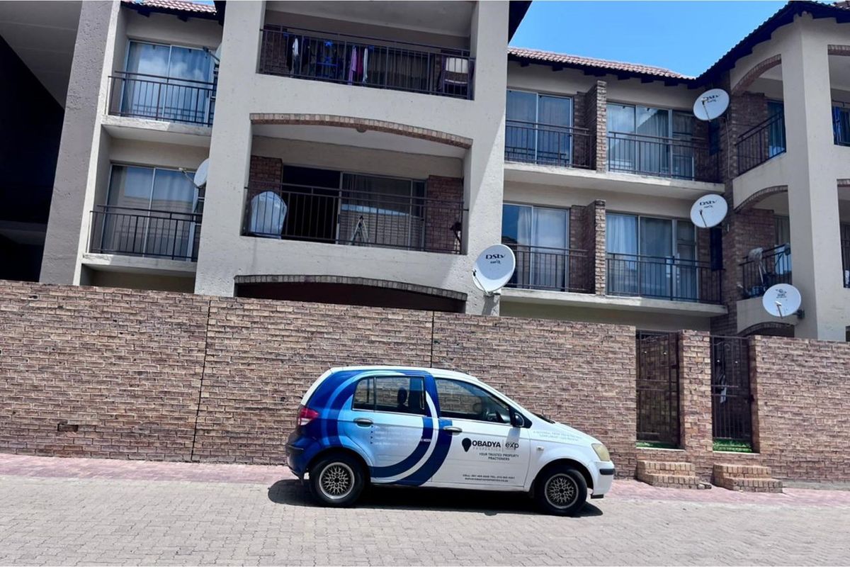 Modern Ground Floor 2 Bed, 2 Bath with a Garage - Your Perfect Home Awaits! - Photo 2