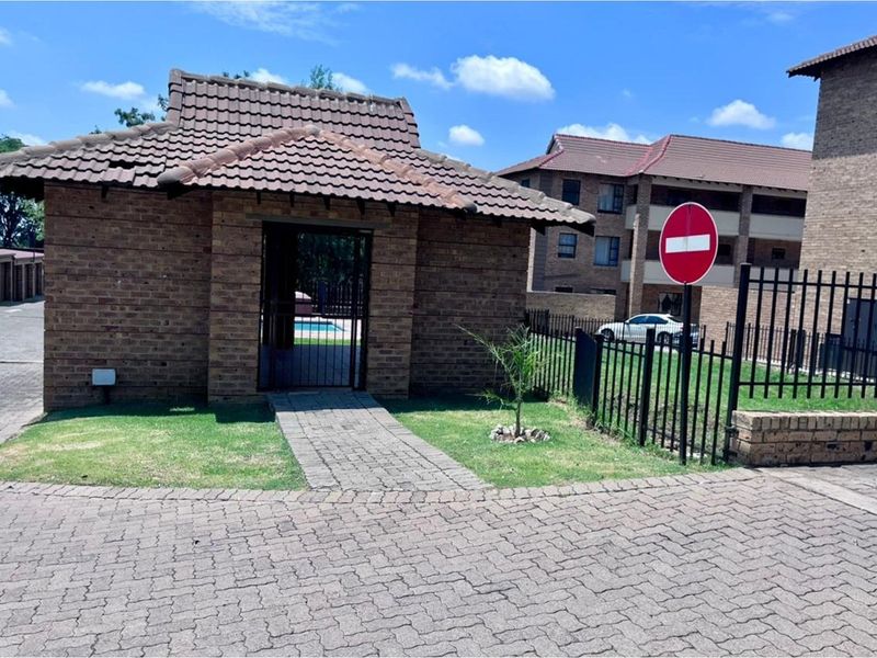 Modern Ground Floor 2 Bed, 2 Bath with a Garage - Your Perfect Home Awaits! - Photo 3