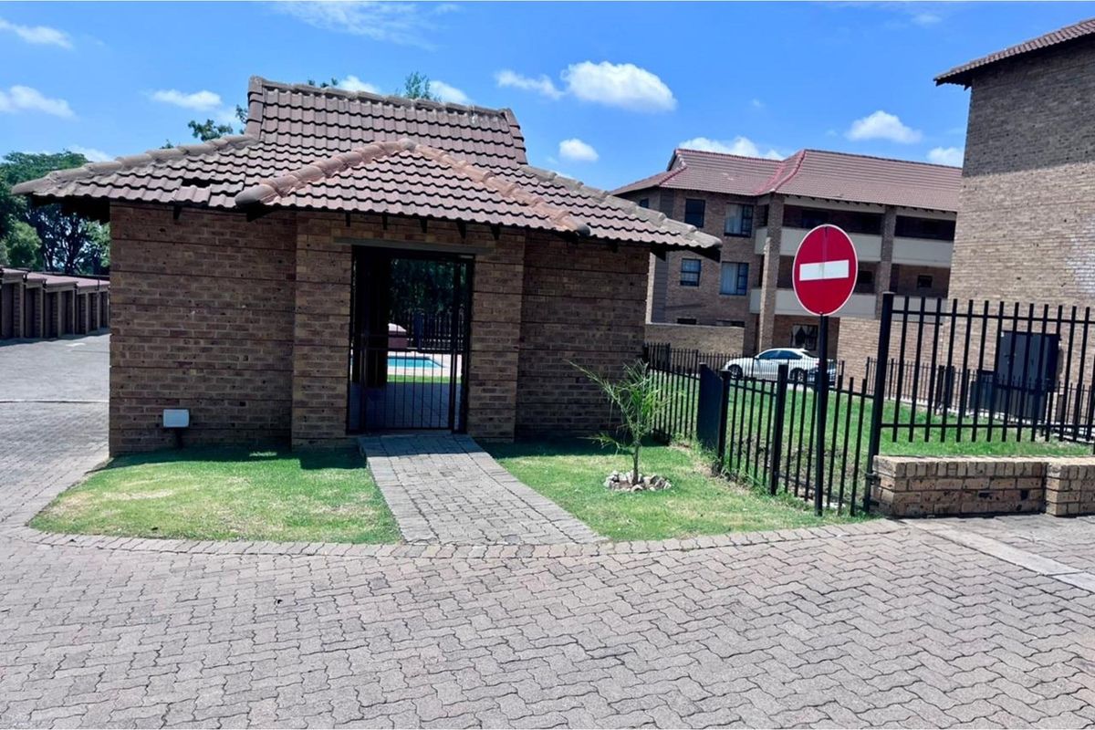 Modern Ground Floor 2 Bed, 2 Bath with a Garage - Your Perfect Home Awaits! - Photo 3