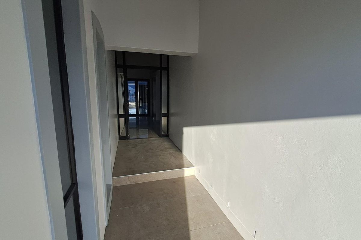 5 Bedroom House For Sale in Tafelzicht, Malmesbury - Photo 2
