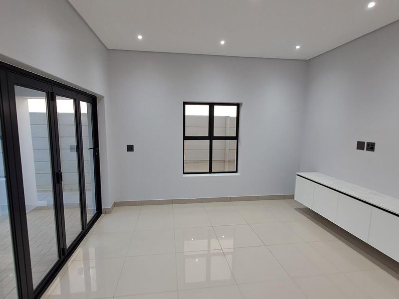 5 Bedroom House For Sale in Tafelzicht, Malmesbury - Photo 4