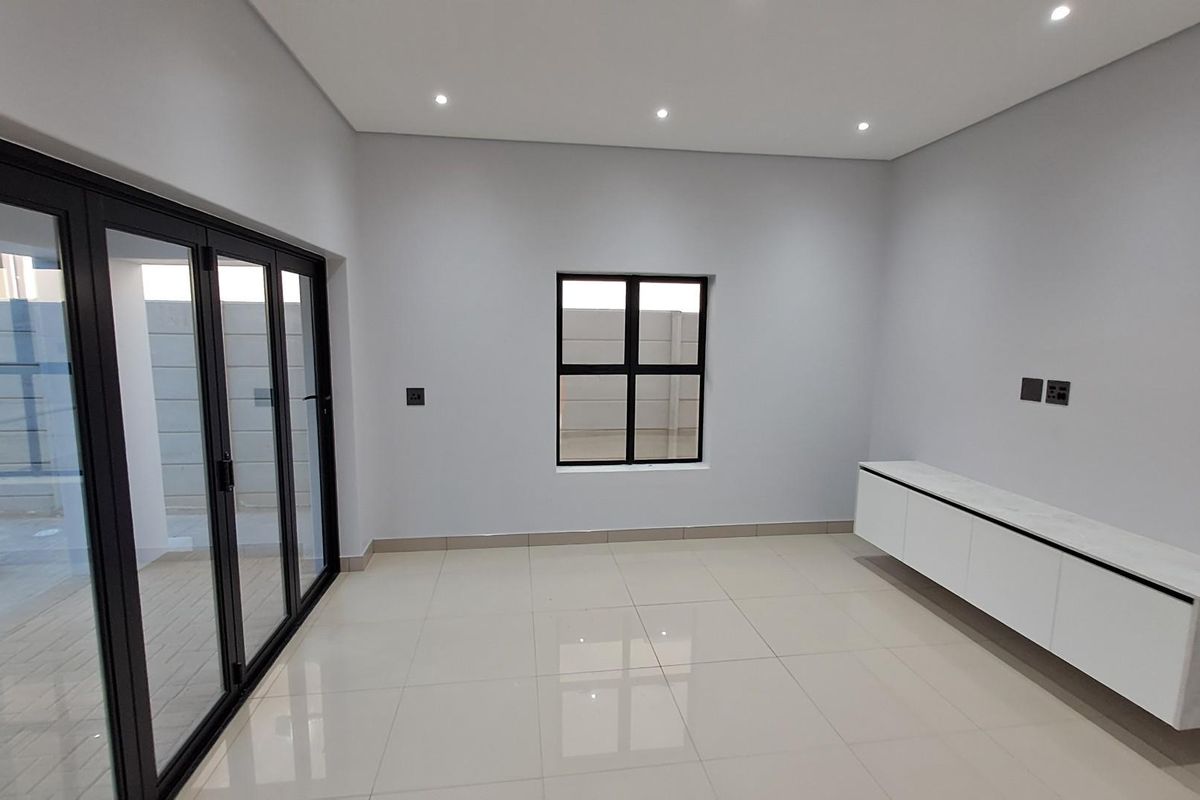 5 Bedroom House For Sale in Tafelzicht, Malmesbury - Photo 4