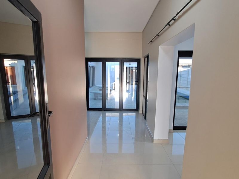 5 Bedroom House For Sale in Tafelzicht, Malmesbury - Photo 3
