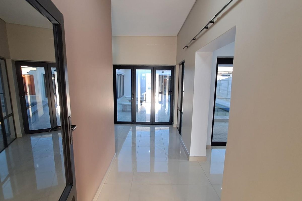 5 Bedroom House For Sale in Tafelzicht, Malmesbury - Photo 3