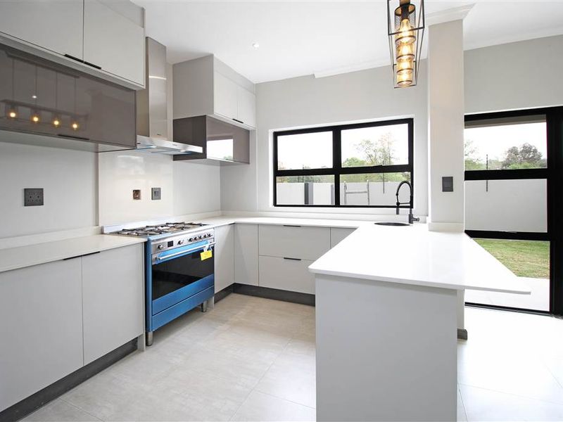 Townhouse For Sale in Bryanston, Sandton - Photo 5