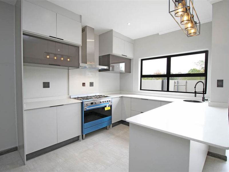 Townhouse For Sale in Bryanston, Sandton - Photo 2