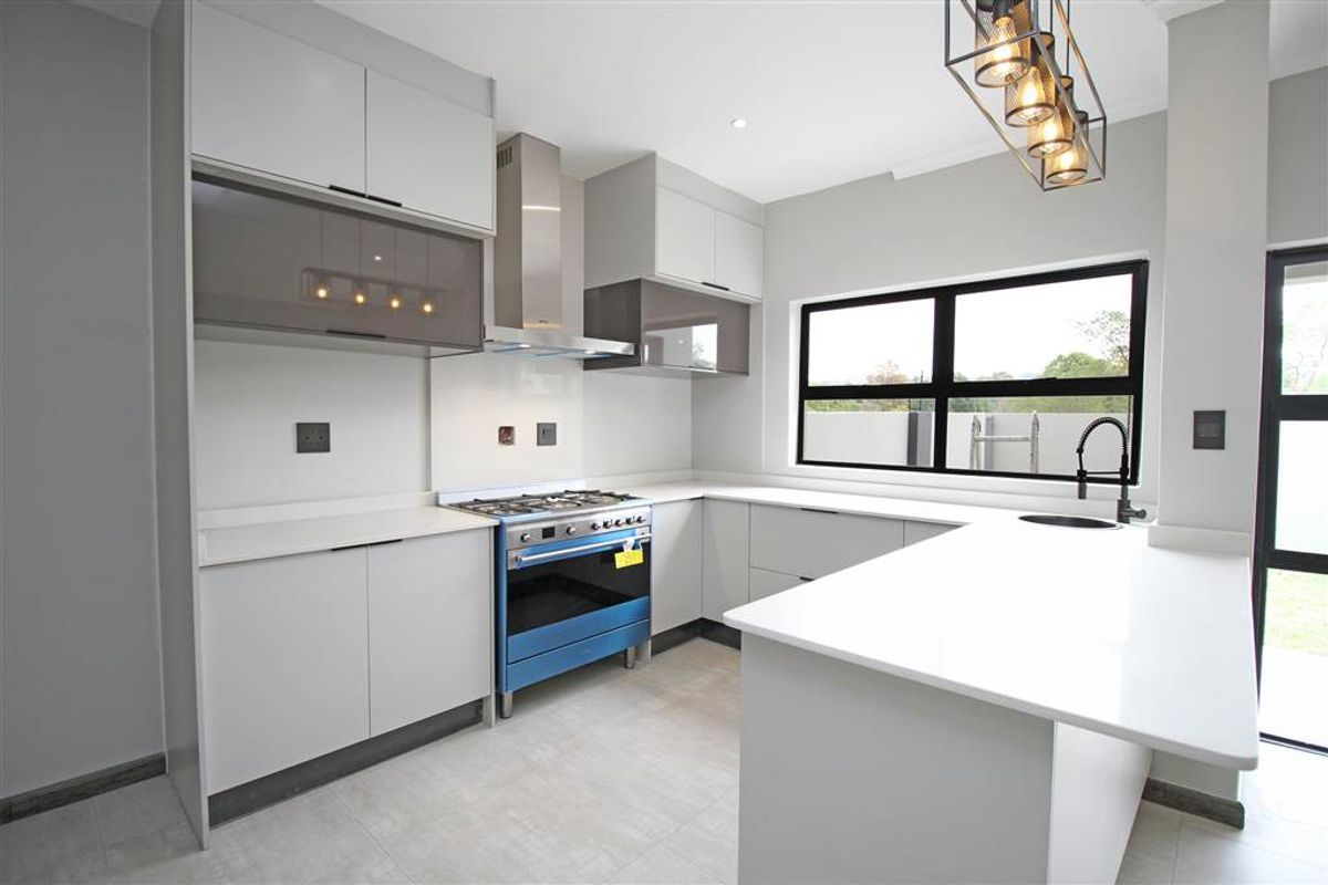 Townhouse For Sale in Bryanston, Sandton - Photo 2